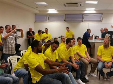 שחקני אשדוד במסיבת העיתונאים (צילום: ספורט 5)