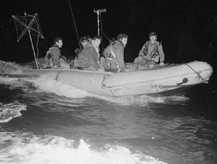לוחמים על סירות גומי (צילום: עמותת חיל הים)