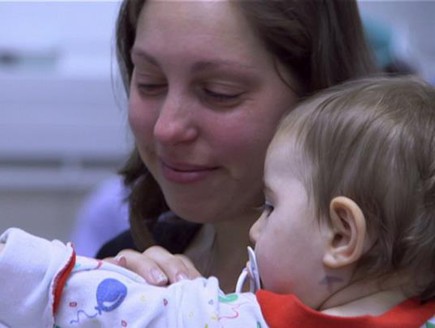 התינוקת יולי נכנסת לניתוח (צילום: מתוך לשמוע בפעם הראשונה, שידורי קשת)