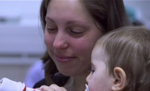 התינוקת יולי נכנסת לניתוח (צילום: מתוך לשמוע בפעם הראשונה, שידורי קשת)