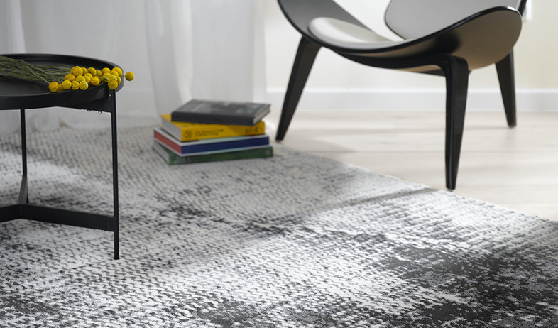 אקוורל של שטיחי כרמל, שטיח בעל מראה מחוק (צילום: ישראל כהן)
