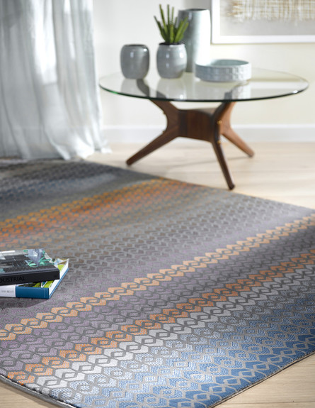 הרמס של שטיחי כרמל, שטיח בשילוב הכחול כתום.  (צילום: ישראל כהן)