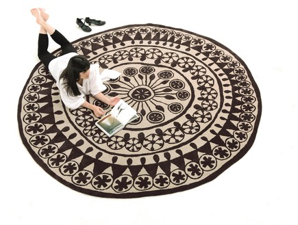 טולמנ'ס - עגול הוא השחור החדש. שטיח במראה מסורתי של נני מרקינה (צילום: יחצ טולמנ'ס)