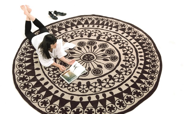 טולמנ'ס - עגול הוא השחור החדש. שטיח במראה מסורתי של נני מרקינה (צילום: יחצ טולמנ'ס)