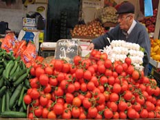 ירקות, עגבניות, מלפפונים, בסטה, שוק, מוכר (צילום: חדשות 2)