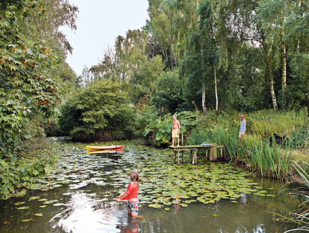 חצרות אחוריות. חצר כפרית בבלגיה חצרות אחוריות. חצר כפרית בבלגיה