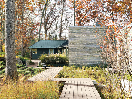 חצרות אחוריות. חצר בחווה בווירג׳יניה חצרות אחוריות. חצר בחווה בווירג׳יניה