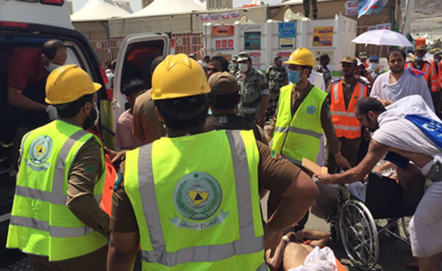צוותי הצלה מטפלים בפצועים (צילום: משרד ההגנה הסעודי)