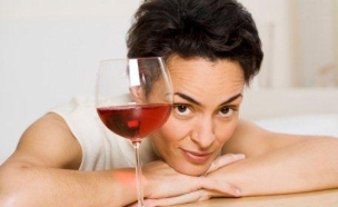 אישה מסתכלת על כוס יין2 (צילום: אימג'בנק / Thinkstock)