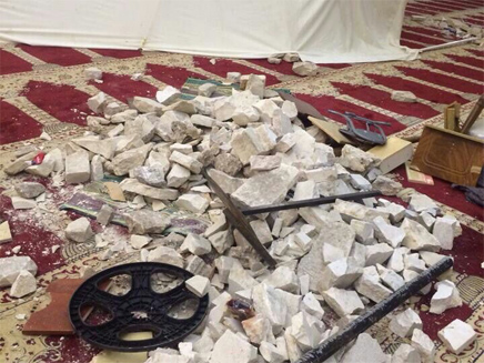 ערימות אבנים שנאגרו בתוך המסגד, היום