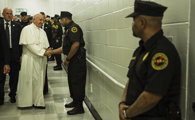 צפו: האפיפיור במפגש עם אסירים (צילום: רויטרס)
