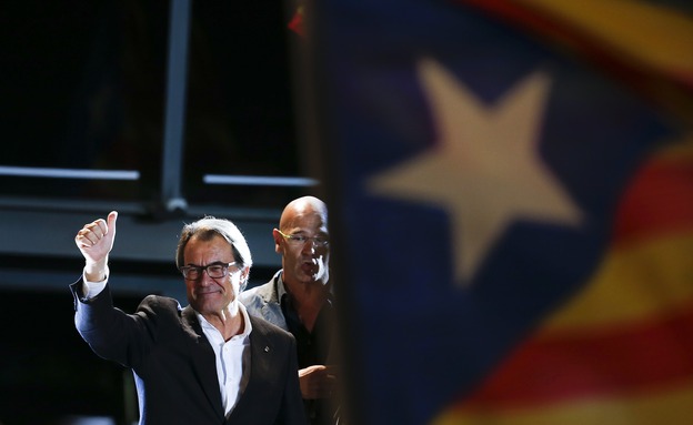 נשיא קטלוניה במהלך חגיגות הניצחון (צילום: רויטרס)