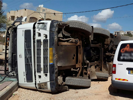 משאית התהפכה על צדה, הנהג נפצע קשה (צילום: מרכז חיאן לרפואה דחופה)