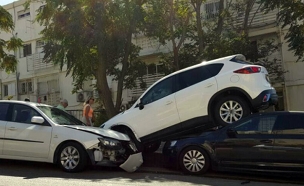 המכונית 'עפה' על מכונית חונה. חיפה, היום (צילום: צביקה וייס, תקשורת צפון)