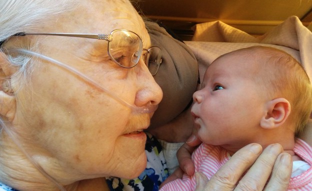 תינוקת וסבתא רבא (צילום: Fishtails, imgur.com, noon)