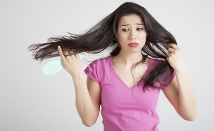 אישה מאבדת שיער (צילום: raduga21, Thinkstock)