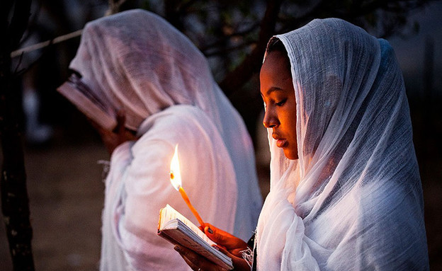 נערה קוראת תנ"ך באתיופיה (צילום: התמונות באדיבות Matjaz Krivic)