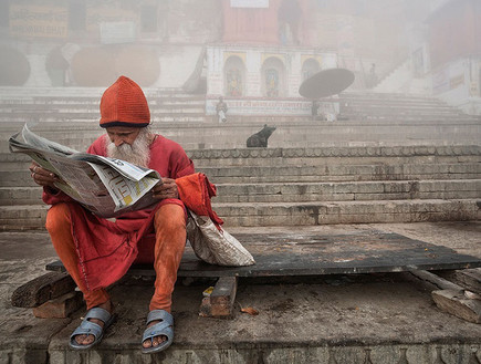 איש קורא עיתון בהודו (צילום: התמונות באדיבות Matjaz Krivic)