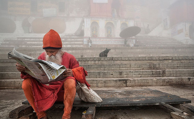 איש קורא עיתון בהודו (צילום: התמונות באדיבות Matjaz Krivic)