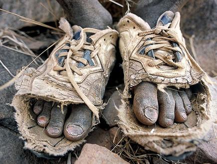 נעלי צעיר בניז'ר (צילום: התמונות באדיבות Matjaz Krivic)
