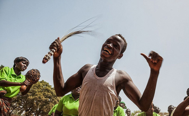 נער רוקד בפסטיבל בבורינקה פאסו (צילום: התמונות באדיבות Matjaz Krivic)