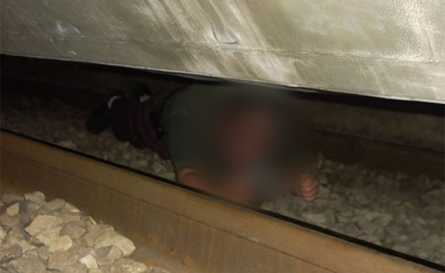 הגבר שניסה להתאבד, מתחת לפסי הרכבת