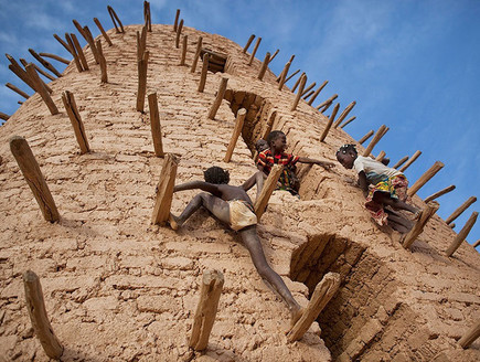 ילדים מטפסים על מסגד, בורקינה פאסו (צילום: התמונות באדיבות Matjaz Krivic)