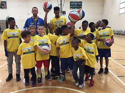 ללמד קצת כדורסל אירופי. עם הילדים בשיקגו (צילום: ספורט 5)