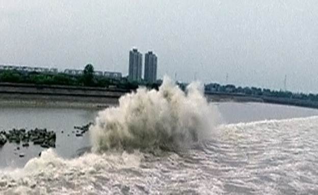 צפו: גלי הנהר השוצף בסין (צילום: רויטרס)