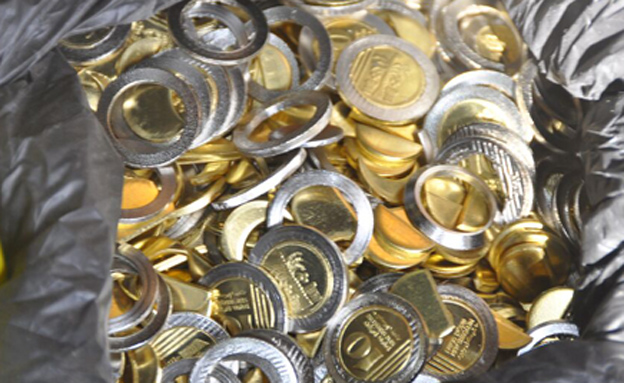 מטבעות "ברמות גימור שונות" (צילום: חטיבת דובר המשטרה)