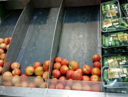 מדפי העגבניות ריקים - סניף שופרסל תל אביב (צילום: אייל טואג, TheMarker)