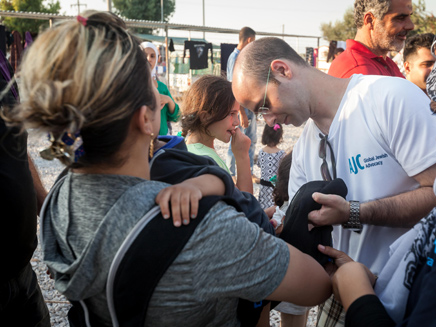 המתנדבים מטפלים בפליטים חסרי כל (צילום: שי זבדי, ajc)