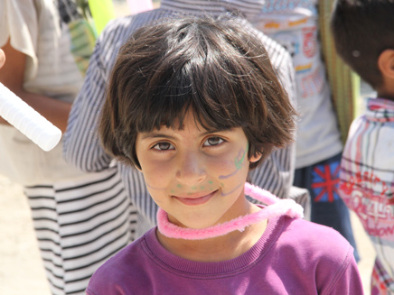אלפי פליטים כל יום, בהם ילדים רבים (צילום: שי זבדי, ajc)