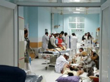 מטופלים ואנשי צוות בבית החולים (צילום: CNN)