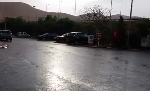 גשם ראשון בכפר אדומים (צילום: חדשות 2)