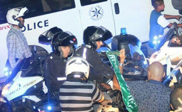 "לסגור כבישים זו לא הדרך". ההפגנה אמש (צילום: yaffa48.com)
