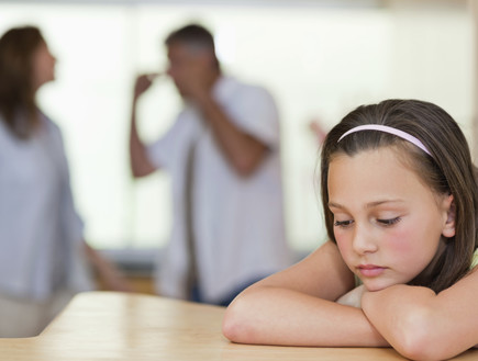 ילד עצובה על רקע הורים רבים (אילוסטרציה: Wavebreakmedia, Thinkstock)