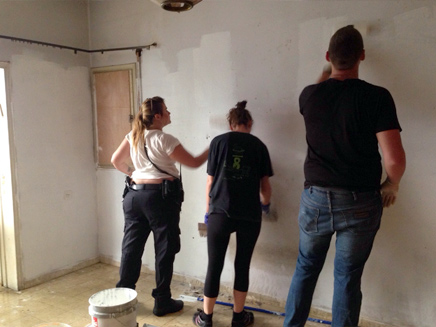 מתנדבים צובעים את הקירות (צילום: ירון לוי)