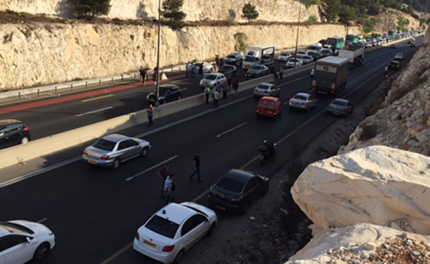 מעלה אדומים: שוטר נפצע קל מהשלכת מטען, המחבלת נפצע