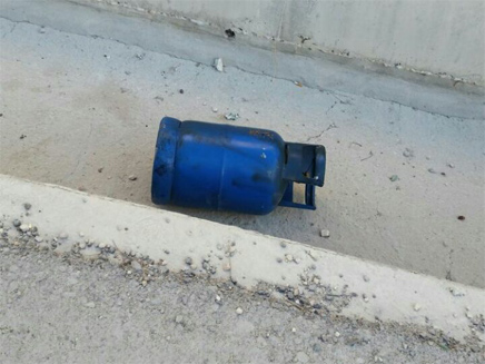 אחד מבלוני הגז שנמצאו ברכב (צילום: דוברות כיבוי והצלה יו