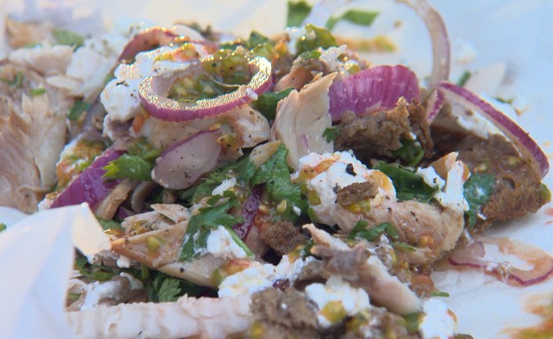 סלט לחם ופורל מעושן סלט לחם ופורל מעושן