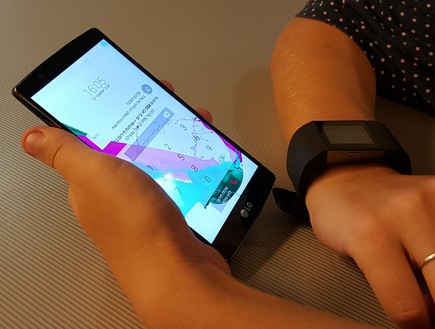 Fitbit Surge ו-LG G4 נעול (צילום: יאיר מור, NEXTER)