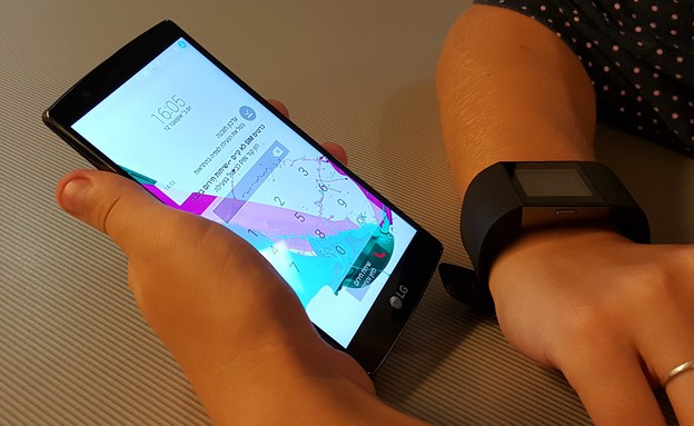 Fitbit Surge ו-LG G4 נעול (צילום: יאיר מור, NEXTER)