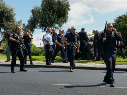 שוטרים בזירת פיגוע בי-ם (צילום: יהושע ואריה שרמן)