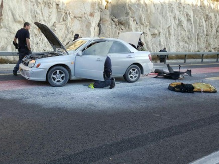 המכונית לאחר הפיצוץ, היום (צילום: חטיבת דובר המשטרה)