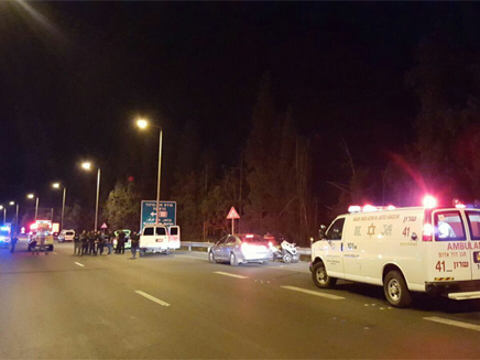 4 ישראלים נפצעו. זירת הפיגוע, אמש (צילום: אסף ברזינגר, יח' תיעוד מדא)