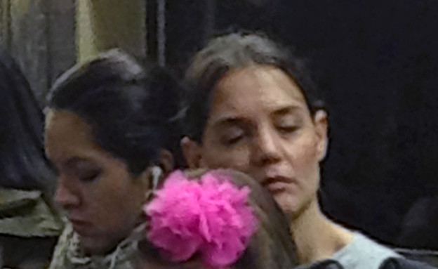קייטי הולמס מנמנמת ברכבת (צילום: Splashnews)