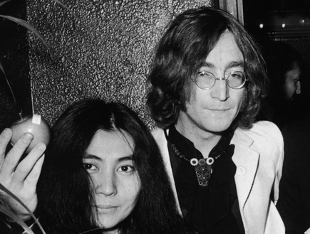 יוקו אונו וג'ון לנון (צילום: Larry Ellis, GettyImages IL)