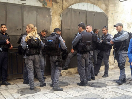 שוטרים בעיר העתיקה בירושלים (צילום: עמית וולדמן, חדשות 2)