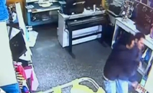 צפו: שדדו חנות עם תינוק ביד